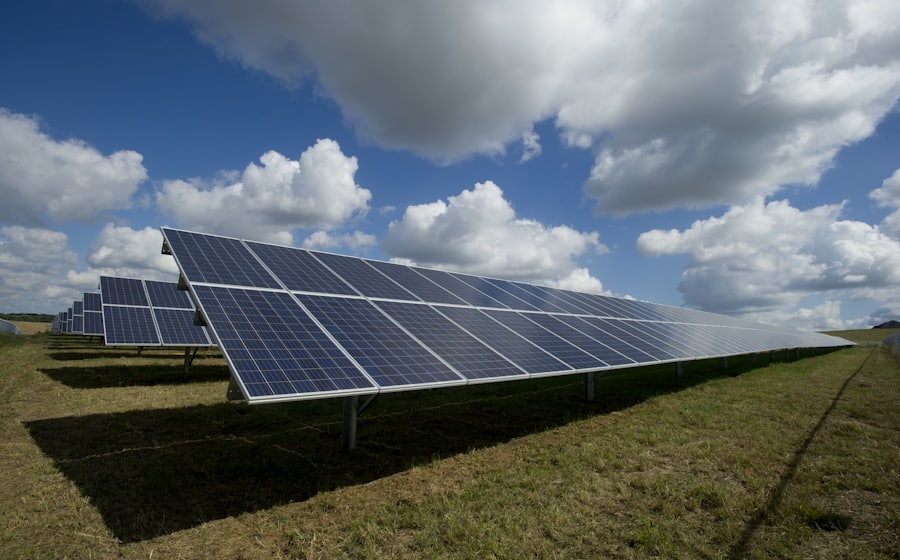 Painéis solares sob céu aberto